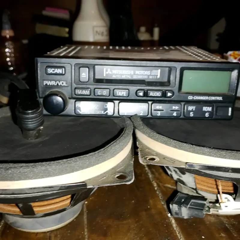 Radio de auto Mitsubishi con parlantes incluidos - 1