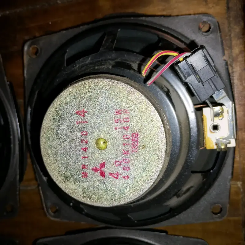 Radio de auto Mitsubishi con parlantes incluidos - 4