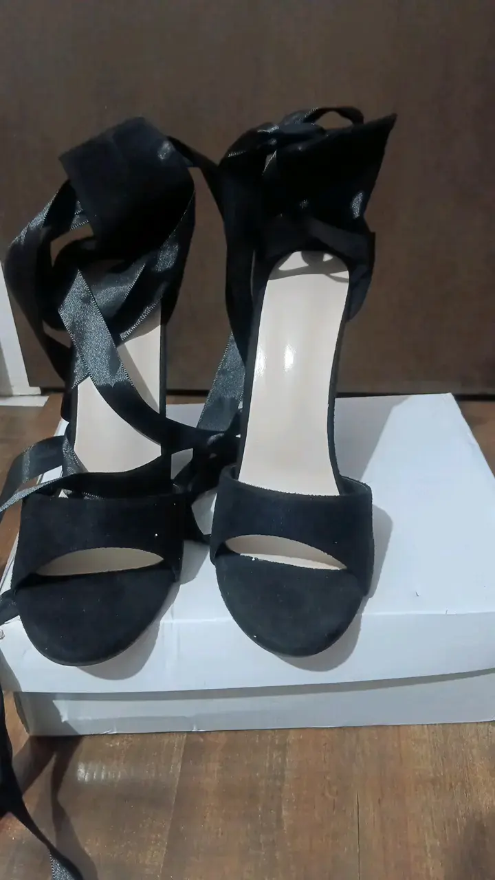 Sandalias de tacón alto negras con cintas - 2