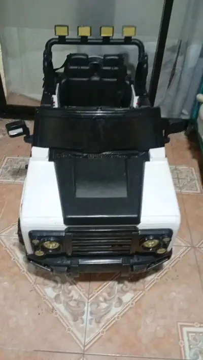 Auto eléctrico para niños estilo todoterreno - miniatura 1