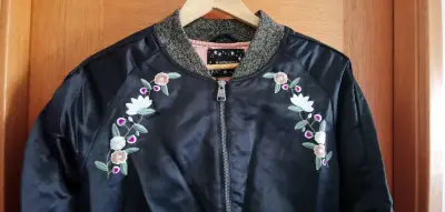 Chaqueta bomber bordada Rapsodia negra - miniatura 1