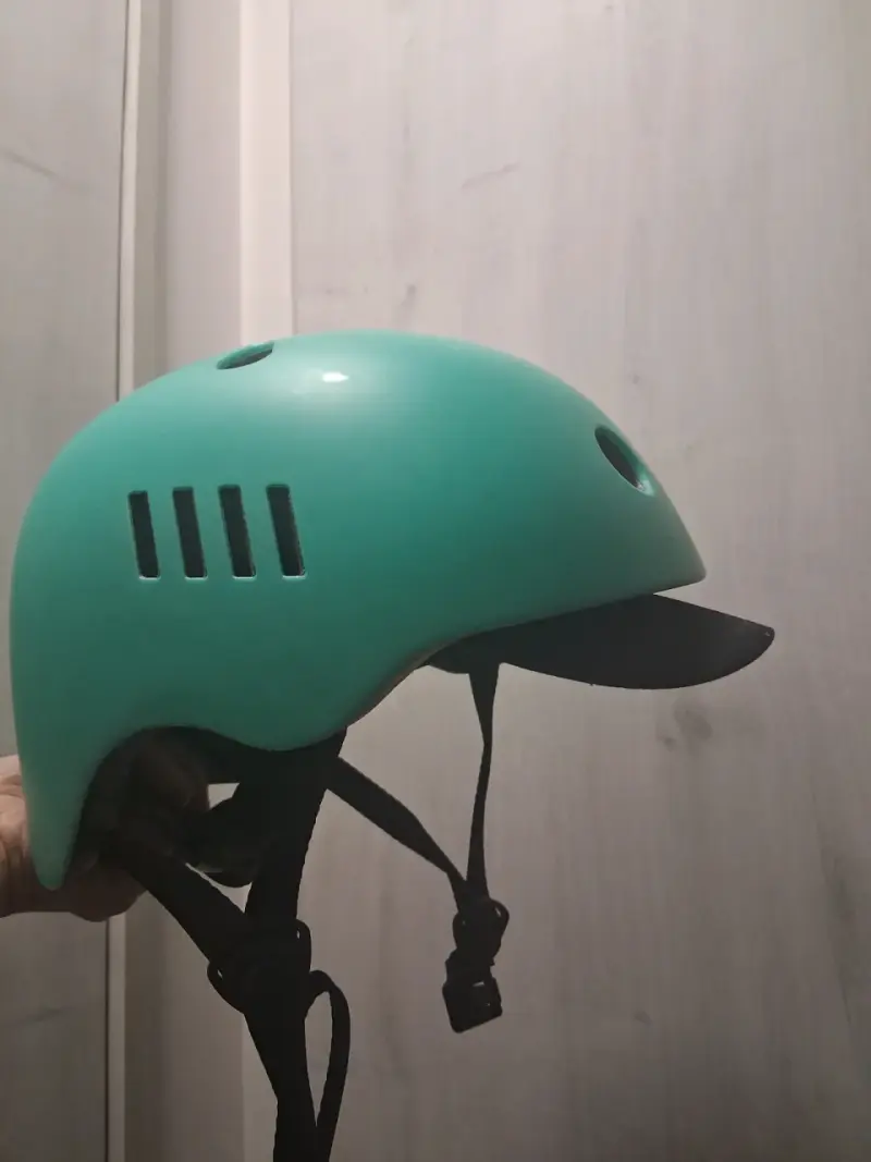 Casco de ciclismo verde con visera - 1