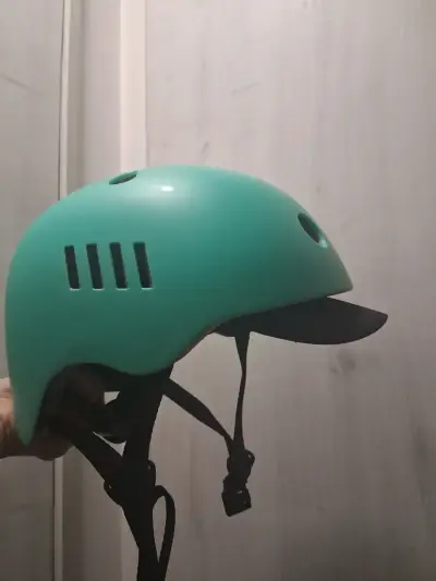 Casco de ciclismo verde con visera - miniatura 1