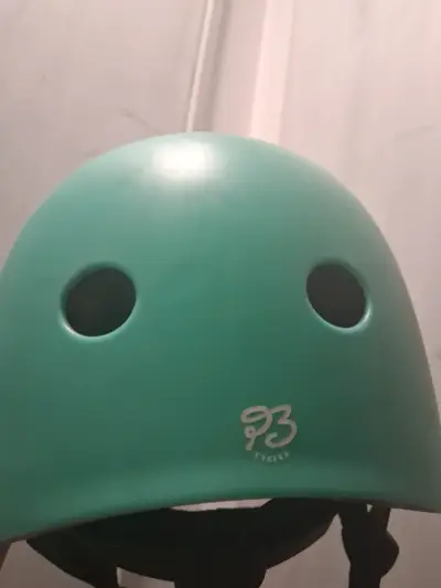 Casco de ciclismo verde con visera - miniatura 2