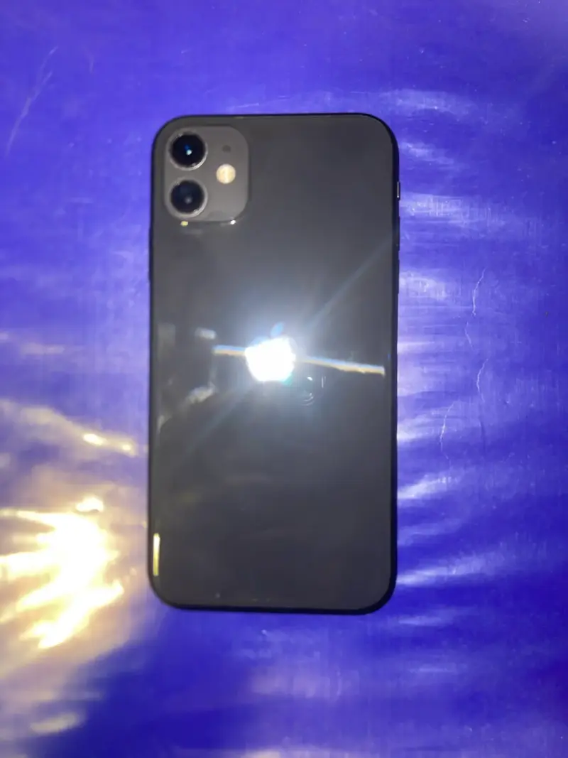 iPhone 11 negro en buen estado - 2
