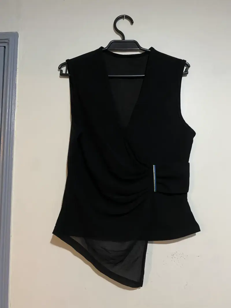 Blusa negra asimétrica sin mangas