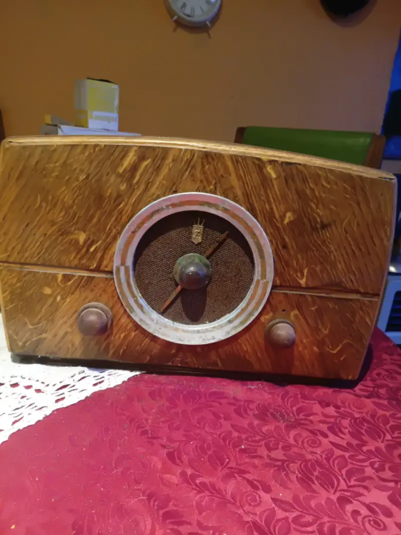 Radio antigua de madera estilo vintage - 2