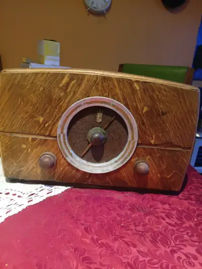 Radio antigua de madera estilo vintage - miniatura 2