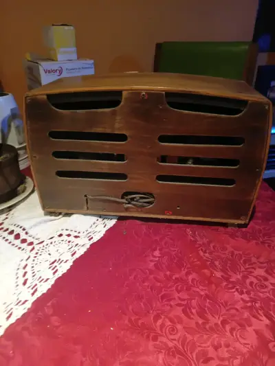 Radio antigua de madera estilo vintage - miniatura 3