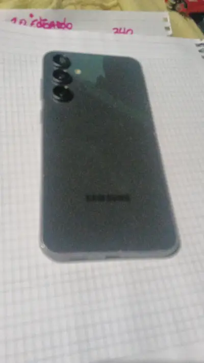 Smartphone Samsung con triple cámara trasera - miniatura 1