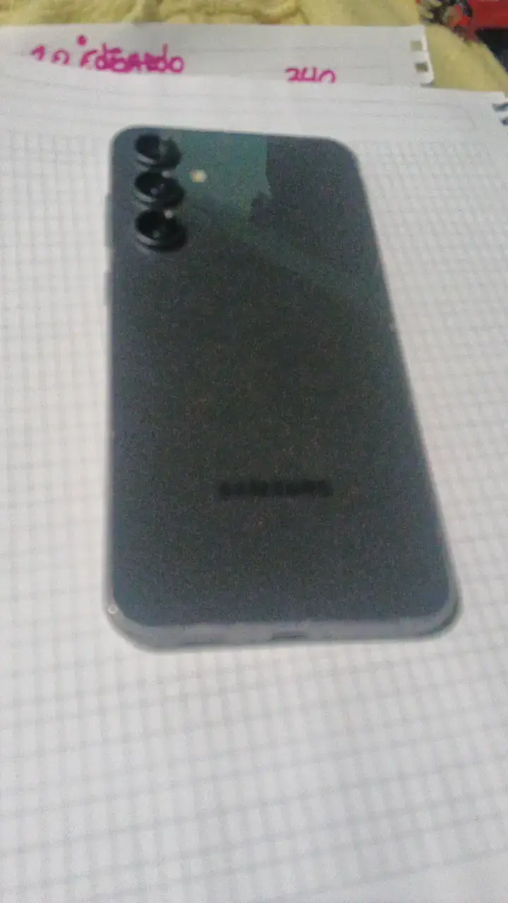 Smartphone Samsung con triple cámara trasera - 2