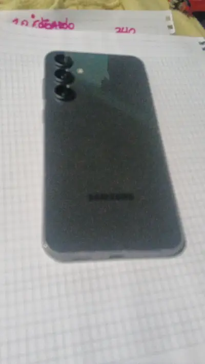 Smartphone Samsung con triple cámara trasera - miniatura 2
