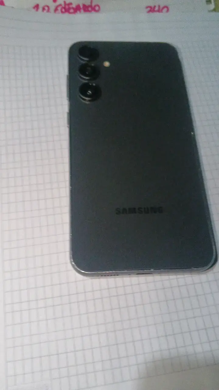 Smartphone Samsung con triple cámara trasera - 3