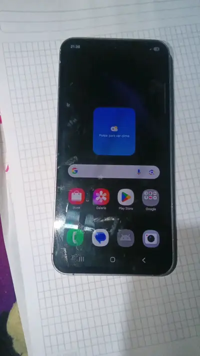 Smartphone Samsung con triple cámara trasera - miniatura 6