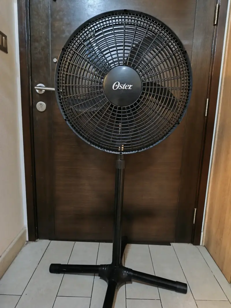 Ventilador de pie Oster negro en buen estado - 2