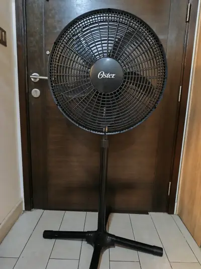 Ventilador de pie Oster negro en buen estado - miniatura 2
