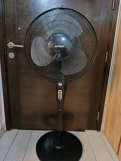 Ventilador de pie Oster negro en buen estado - miniatura 3