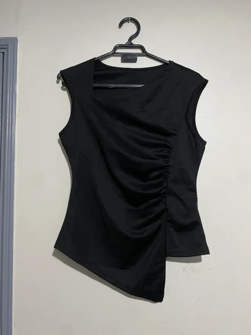 Blusa negra asimétrica sin mangas
