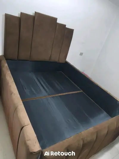 Cama matrimonial tapizada en terciopelo marrón - miniatura 2
