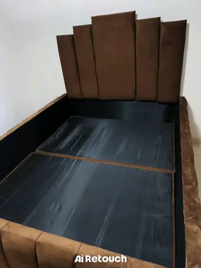 Cama matrimonial tapizada en terciopelo marrón - miniatura 3