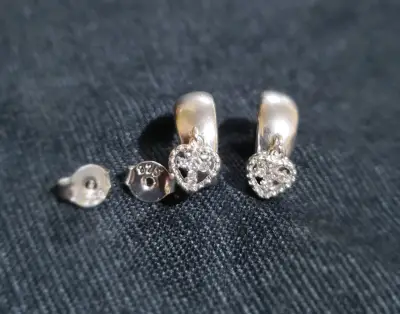 Aros de plata 925 con diseño de corazón - miniatura 1