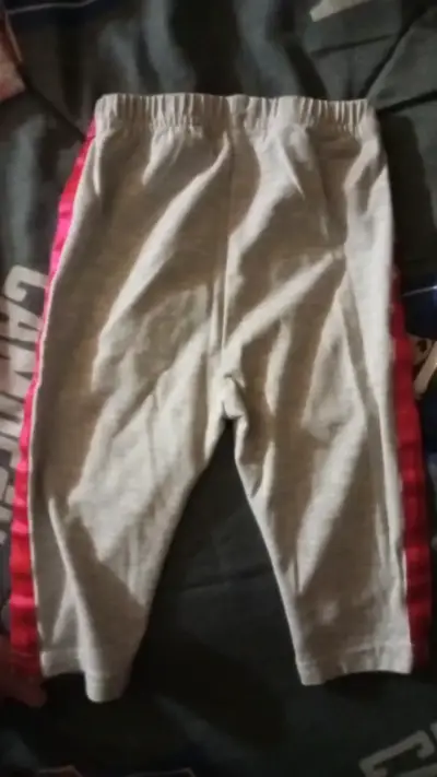 Leggings grises para niña con franjas rosadas - miniatura 2