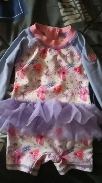 Traje de baño infantil con tutú floral - miniatura 1