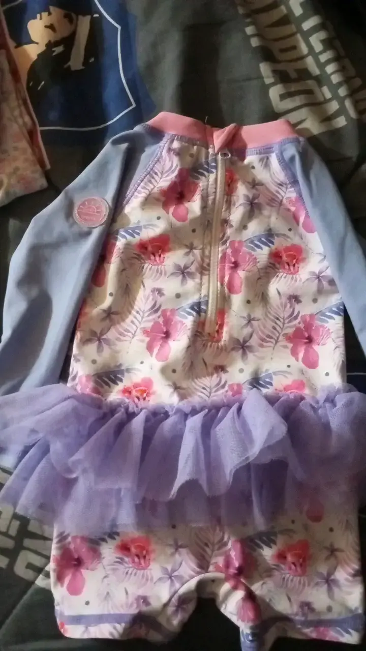 Traje de baño infantil con tutú floral - 3