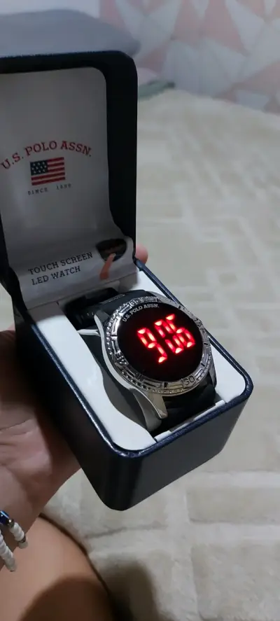 Reloj LED táctil U.S. Polo Assn. - miniatura 1