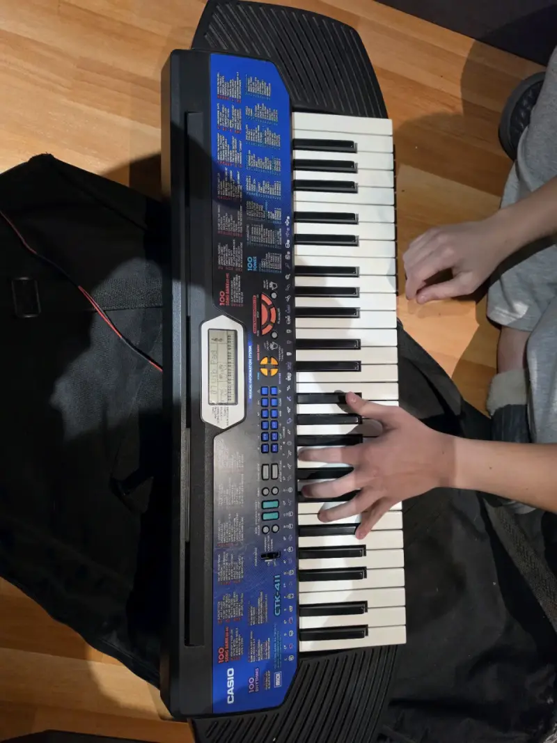 Teclado Casio CTK-411 con funda incluida - 1
