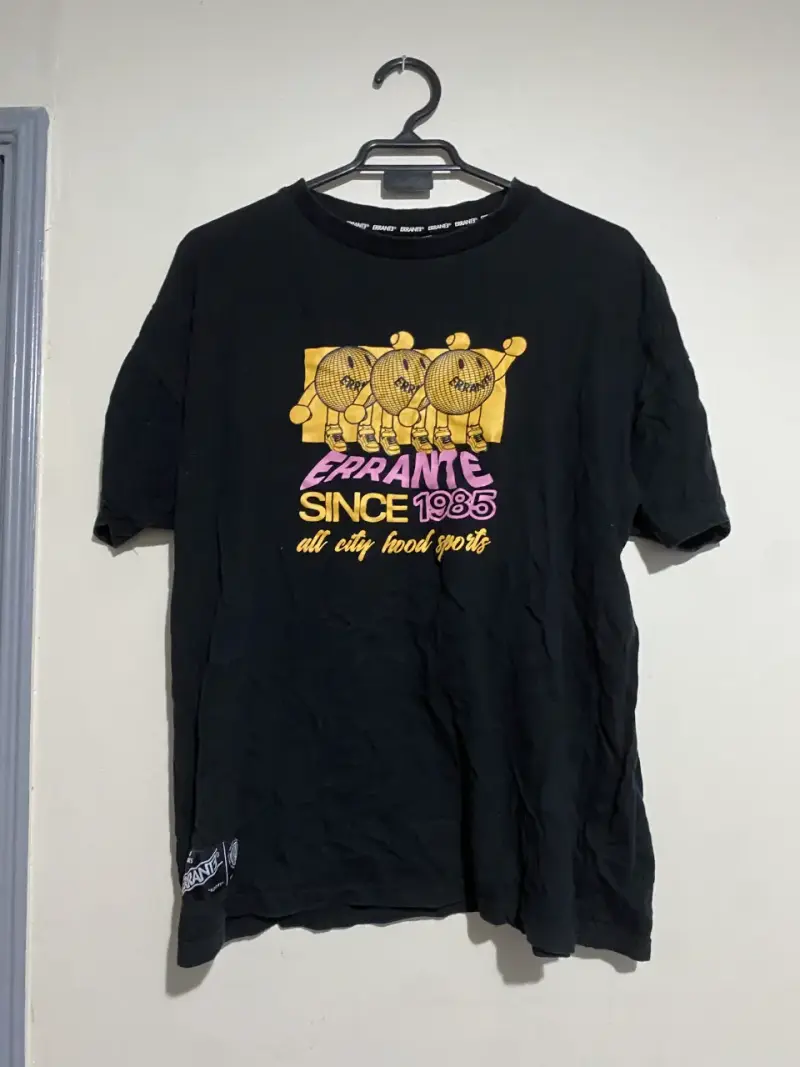 Polera negra Errante con diseño gráfico - 1