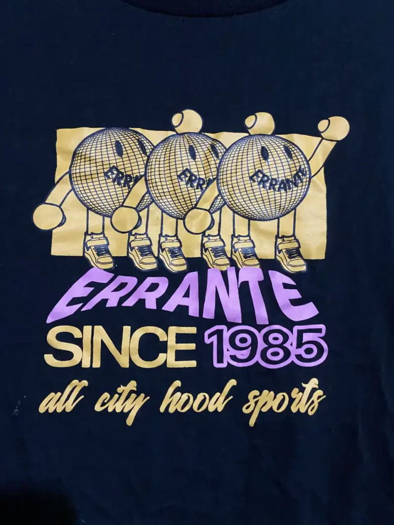 Polera negra Errante con diseño gráfico - 2