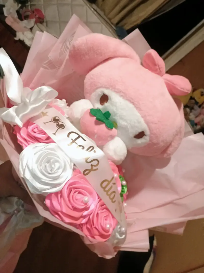 ramo de rosas eternas y peluche de my melody - 2