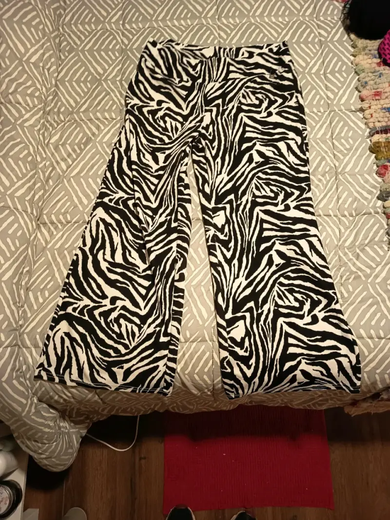 Pantalones acampanados con estampado de cebra - 1
