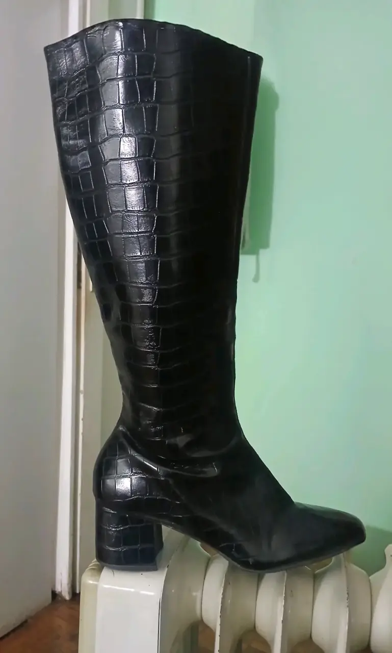 Botas negras de cuero con diseño de cocodrilo