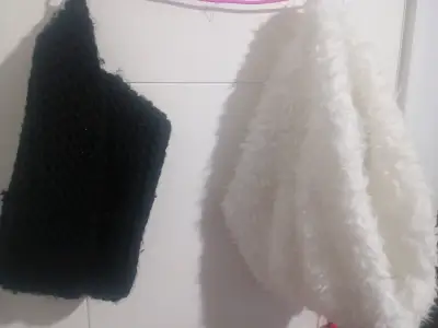 Bufandas tejidas en negro y blanco - miniatura 1