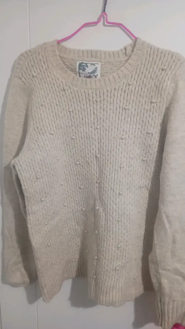 Suéter beige con perlas para mujer