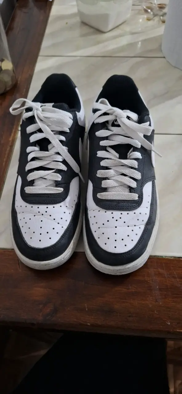 Zapatillas deportivas Nike blancas y negras - 1