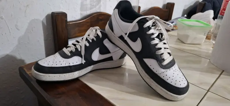 Zapatillas deportivas Nike blancas y negras - 2