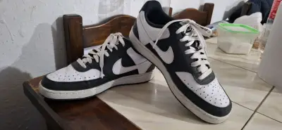 Zapatillas deportivas Nike blancas y negras - miniatura 2