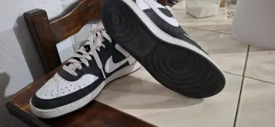 Zapatillas deportivas Nike blancas y negras - miniatura 3