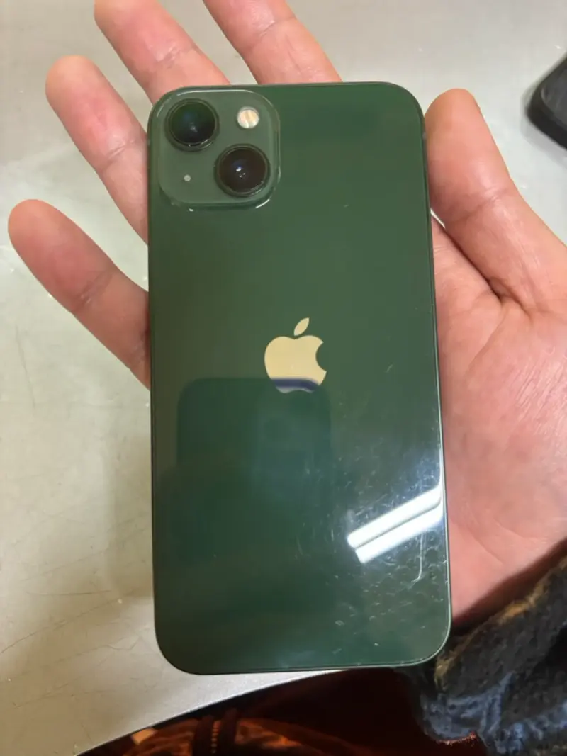 iPhone 13 en verde - 3