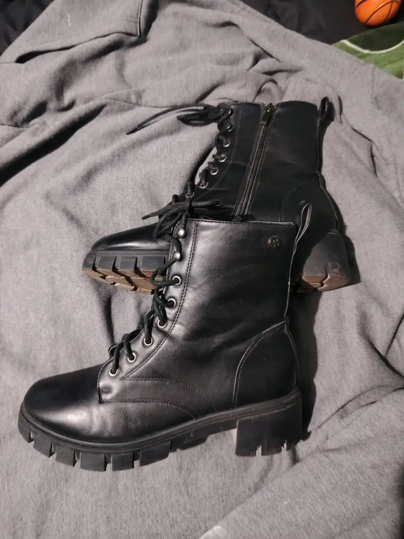 Botas negras de cuero con cierre lateral