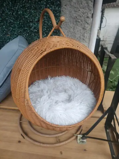 Cama colgante de mimbre para mascotas con cojín - miniatura 5