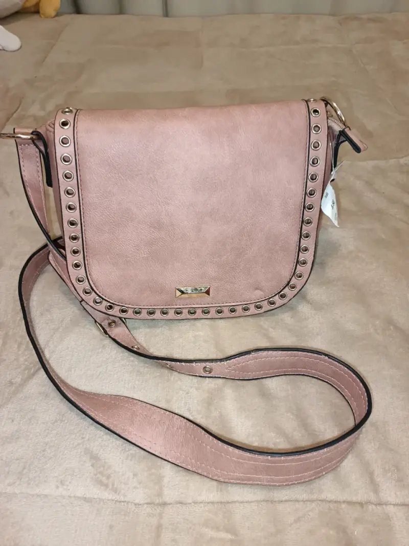 Cartera bandolera rosa con tachas - 1