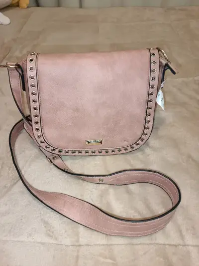 Cartera bandolera rosa con tachas - miniatura 1