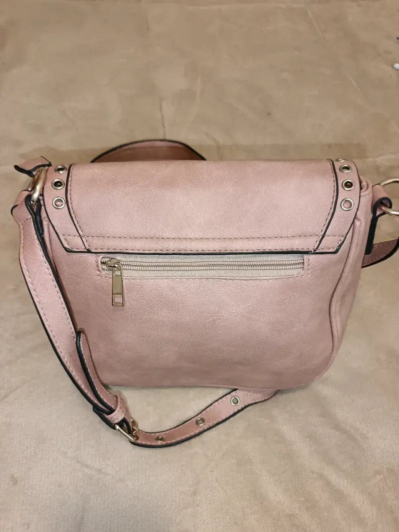 Cartera bandolera rosa con tachas - 2