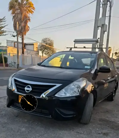 Nissan Versa 2018 en buen estado - miniatura 2