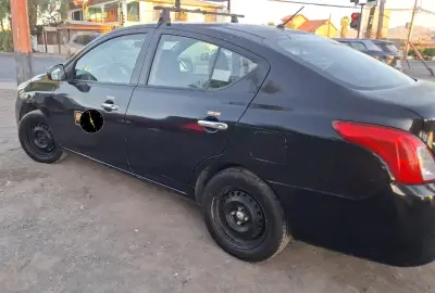 Nissan Versa 2018 en buen estado - miniatura 3