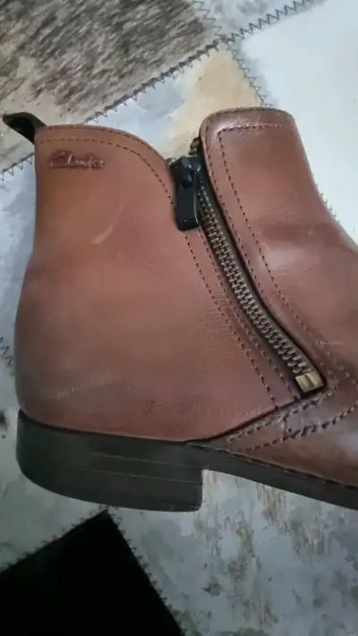 Botines de cuero marrón Clarks con cierre lateral - miniatura 1
